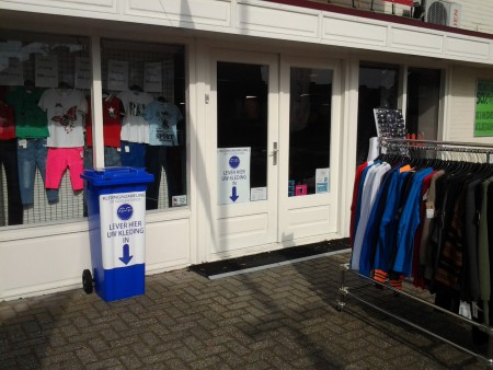 Kledingbak bij kledingwinkel