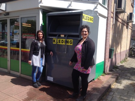 Textielcontainer bij supermarkt