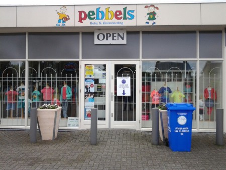 Kledingkliko bij kinderkledingwinkel